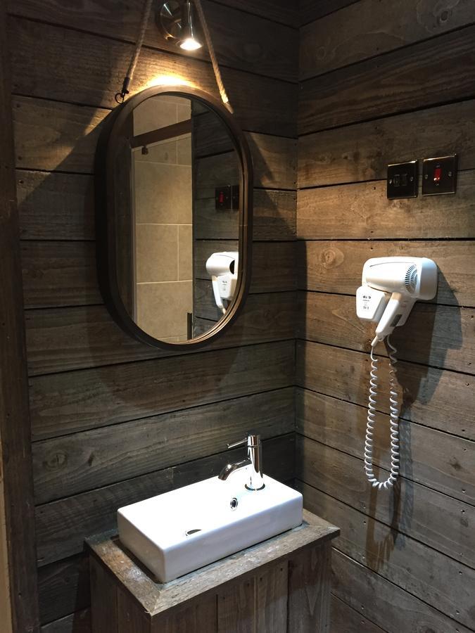Tilted Wig Hotel Warwick  Bagian luar foto